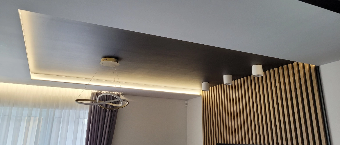 sufit z oświetleniem LED